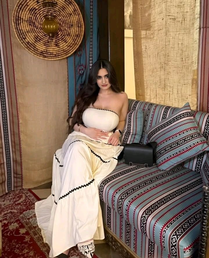 Girl booking hotel — confident pose preview frame — booking in Pakistan — photo 1/15