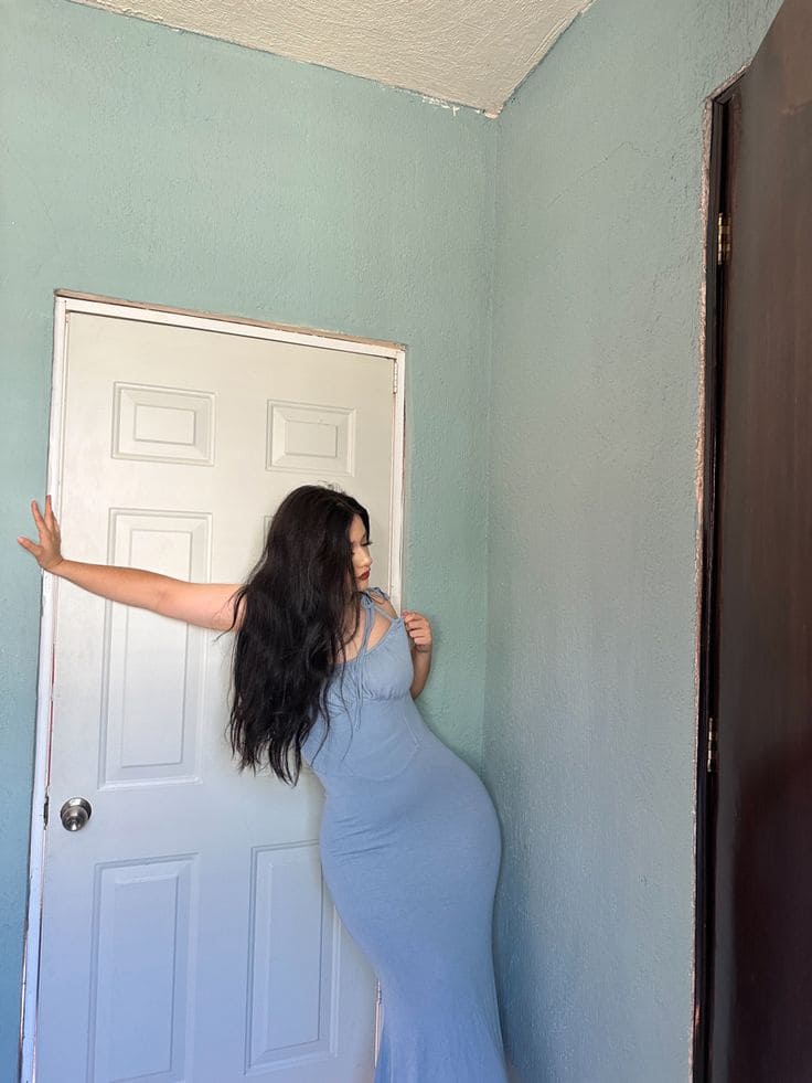 Girl booking hotel — sharp subject with soft background — booking in Pakistan — photo 2/15