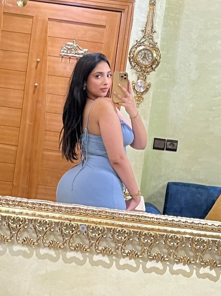 girl for night online — sharp subject with soft background — booking in Pakistan — photo 1/15