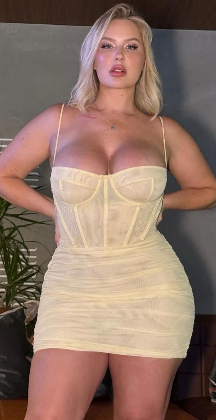 Girls for night — relaxed indoor portrait preview — booking in Pakistan — photo 2/15