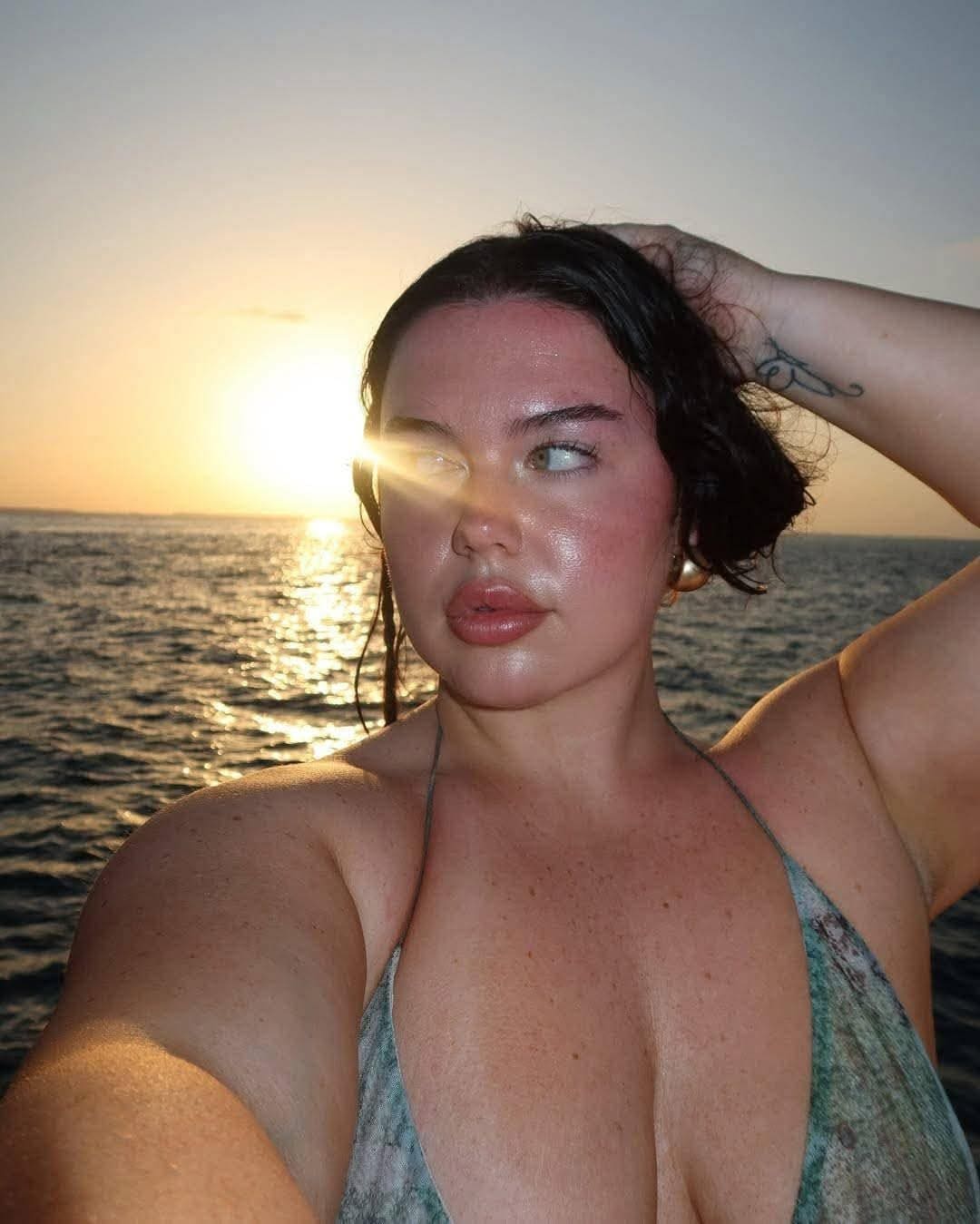 Girl For Night — indoor portrait with clean lighting — booking in Pakistan — photo 2/20