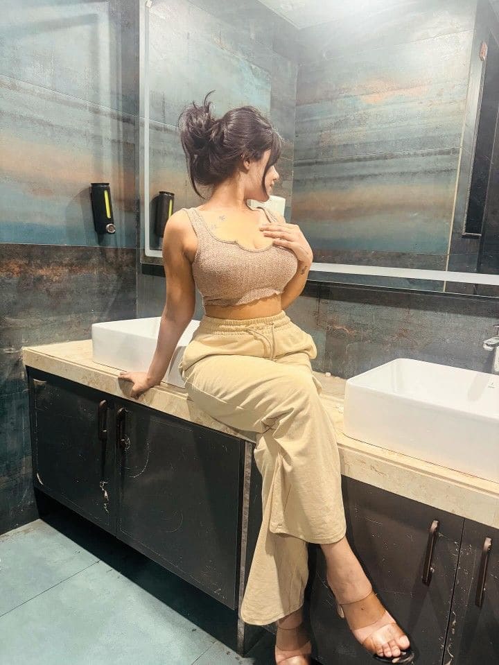 Hotel booking in Karachi with girl — clear framing for quick decisions — booking in Karachi — photo 1/15