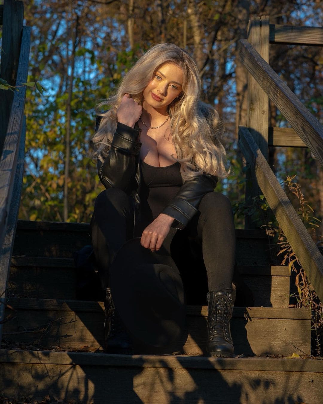 girl for night — neutral palette portrait preview — booking in Pakistan — photo 2/15